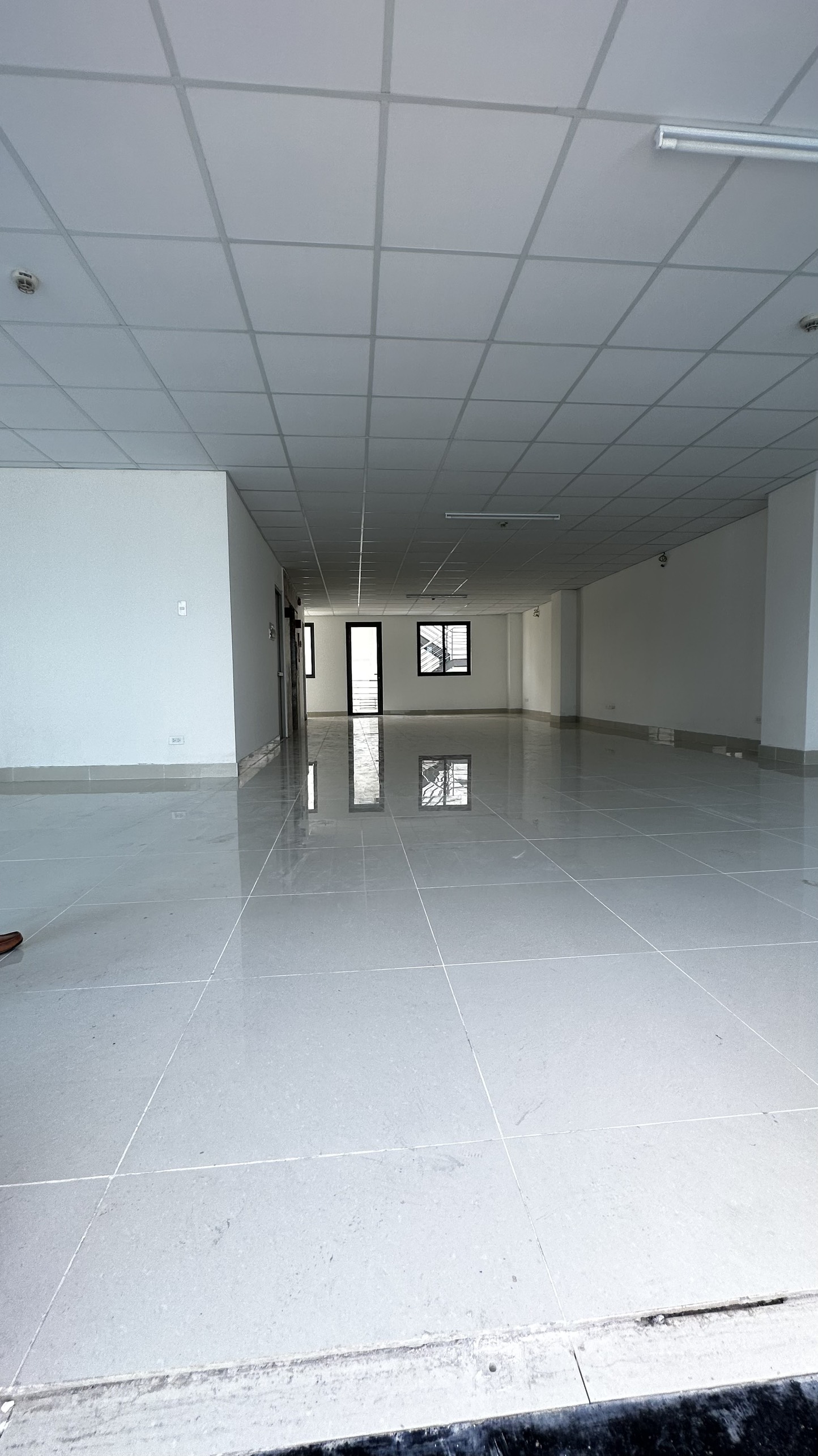 CHO THUÊ Mặt bằng Mặt tiền đường TRẦN KHẮC CHÂN P.TÂN ĐỊNH Q1